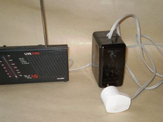 Fotografie rozhlasovho pijmae s budkem typ RC40 a
sovho zdroje.  